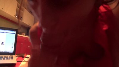 Schoolmeisje zuigt de lul van haar broer terwijl niemand thuis is